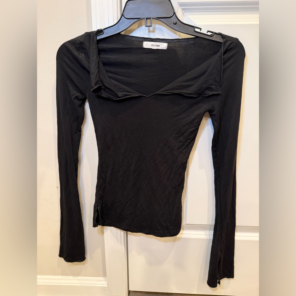 Joah Brown Notched V Neck Long Sleeve – Black
Size XS